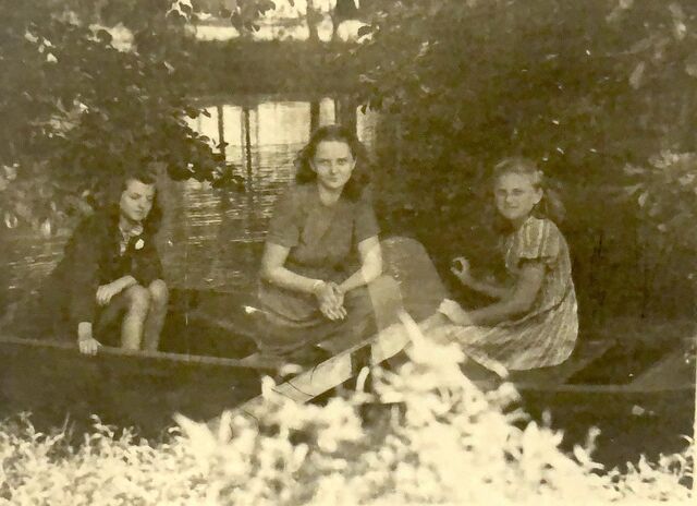 Léto 1940: uprostřed Greta Goepfertová, vpravo Helena Nováková, dcera Miroslava a Heleny Novákových z Loukova. Zdroj: archiv Jany Čížkové